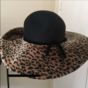 Black wool hat with leopard brim